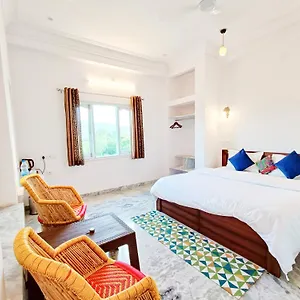 3* Hotel Prakash Ji's Haveli -luxurious Lakeside Retreat-